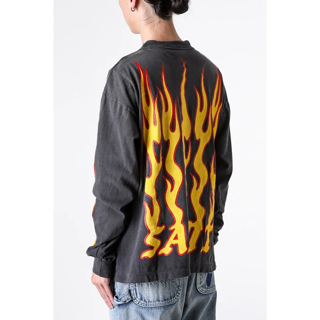 SAINT Mxxxxxx LS TEE/SOUL ON FIRE/BLK Soul flame/flame long sleeves, washed black S-XL, look for cylindrical fabrics with no side seams, don’t buy open ones anymore, boring Assute ready-made garments dyed, sprayed the whole thing with horse-hair spray, and then sprayed again to fade the color, the collar and cuffs are frayed, many places are torn, super large printing position, very difficult to print, complete accessories, with little angel anti-counterfeiting label